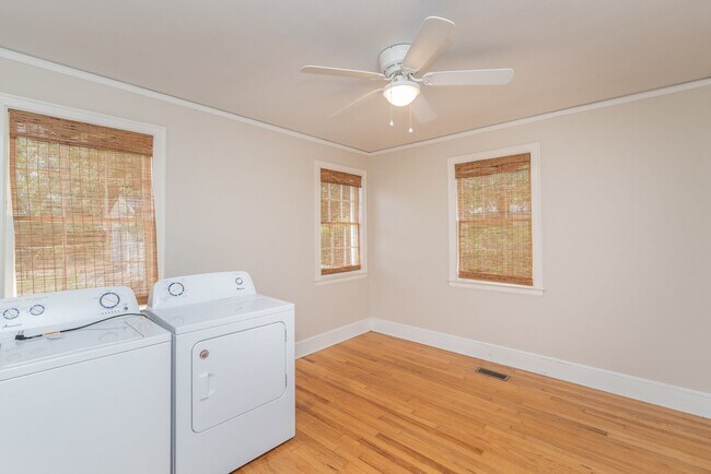 Building Photo - Charming 3-bedroom/2-bath single-family ho...
