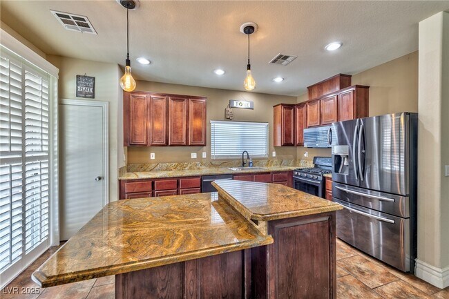 Building Photo - 5025 W Lone Wolf Ave
