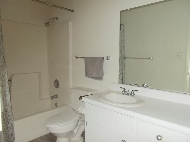 Building Photo - 2 Bed / 2 Bath Fully Furnished Condo – Top Floor Living!