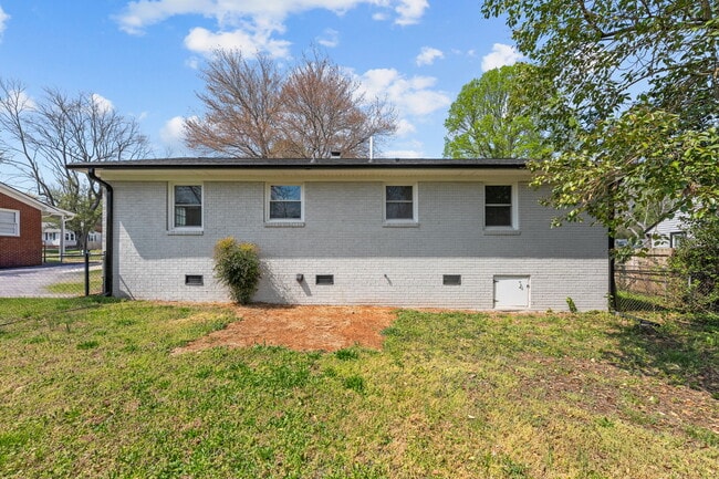 Building Photo - 1910 Hilldale Dr