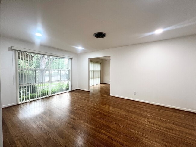 Building Photo - 5546 Beechnut St