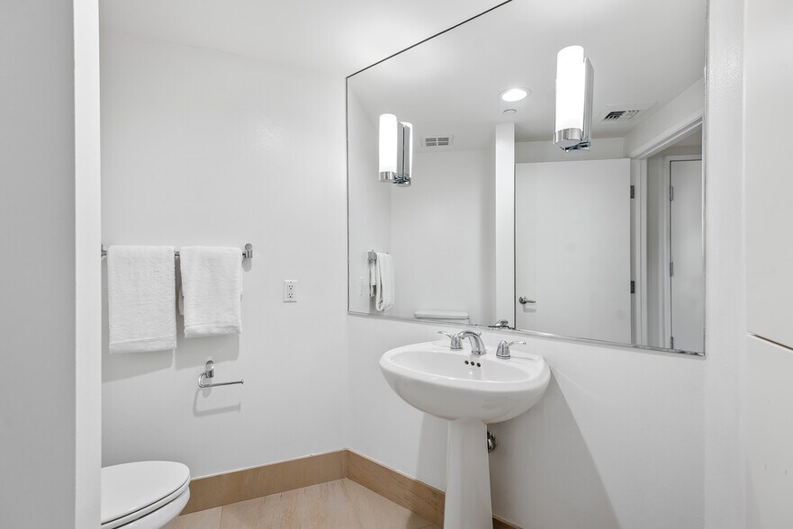 Building Photo - 13600 MARINA POINTE Dr