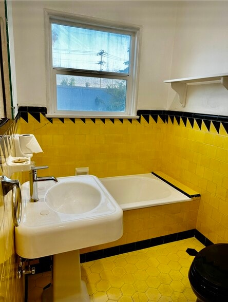 Building Photo - 1104 E California Ave