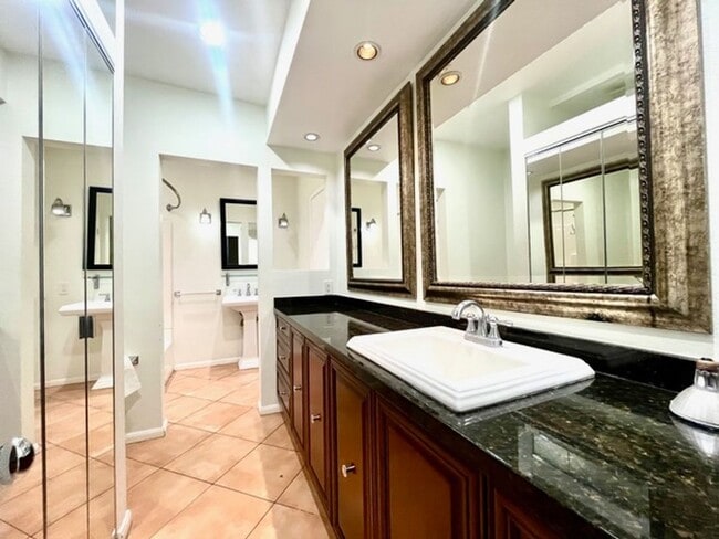 Building Photo - 382 Miraleste Dr