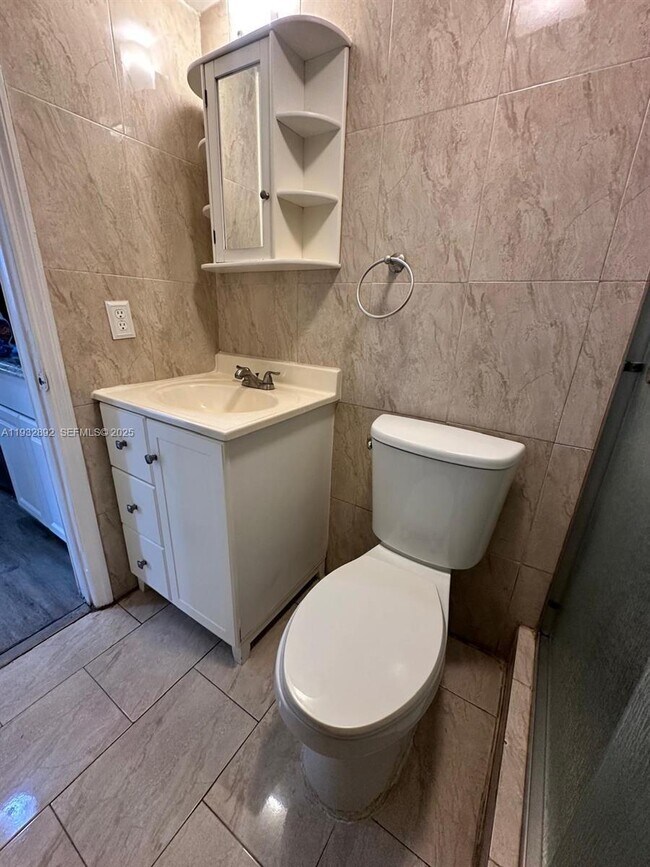 Building Photo - 1021 SW 104th Ct