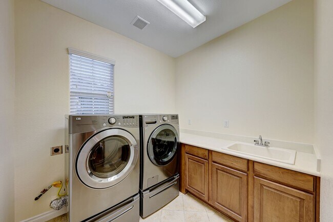 Building Photo - 5 Bedroom Corner Lot Home in Gated Community!