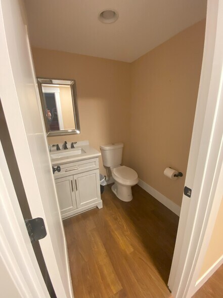 Building Photo - 12705 S Lakeshore Rd