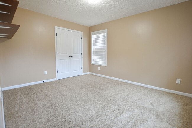 Building Photo - Pet Friendly Three Bedroom!