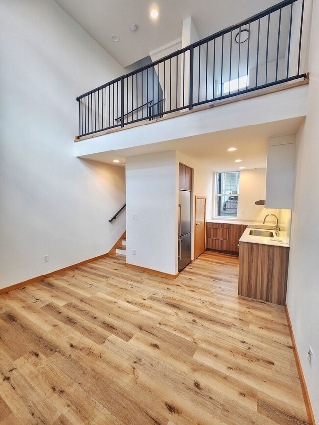 Building Photo - Beautiful 2 Bed 1.75 Bath Townhome in Central District