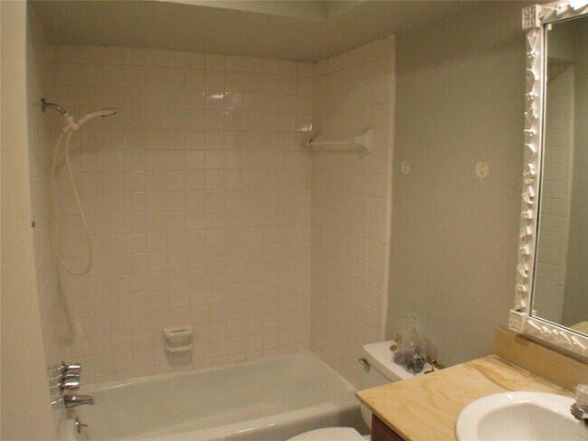 Building Photo - 10406 Shadow Bend Dr