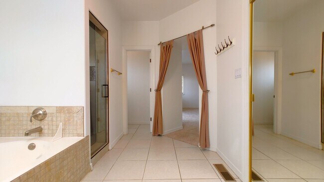 Building Photo - Beautiful 4 Bedroom 2.5 Bathroom House Located In The NE!
