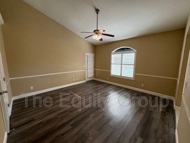 Building Photo - 6227 W Oak Ave