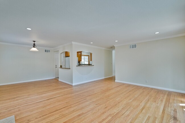 Building Photo - Charming & Refreshed Well-Maintained 4 Bed...