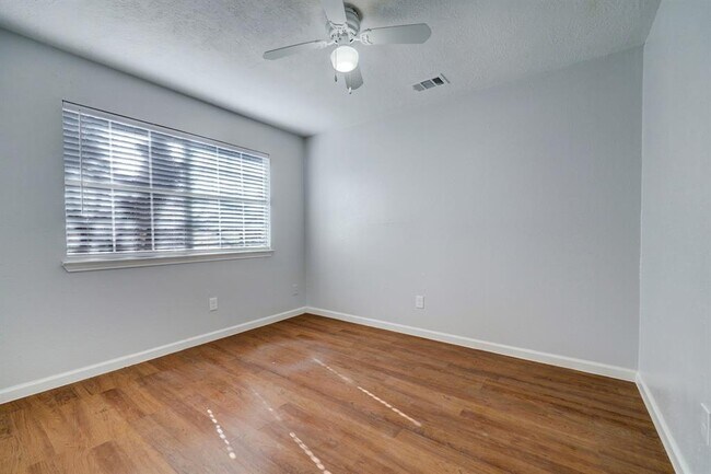Building Photo - 15102 Jordan Oaks St
