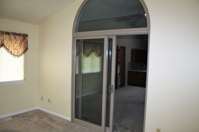 Building Photo - Available Now!- 2 Bedroom Condo In Davison