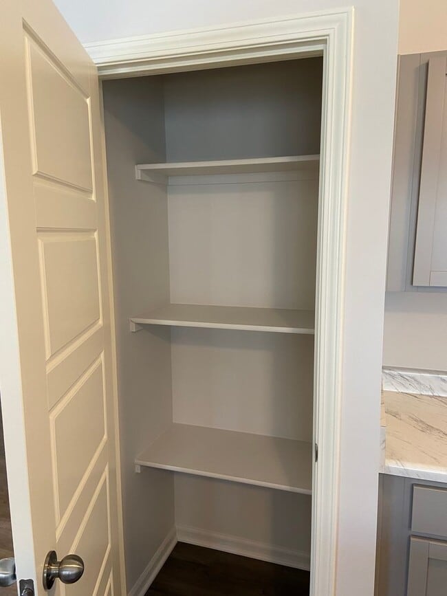 Building Photo - Pre-Leasing Now | Don't Miss Out! — Beautiful 4 Bed, 2 Bath Home in Oak Woods