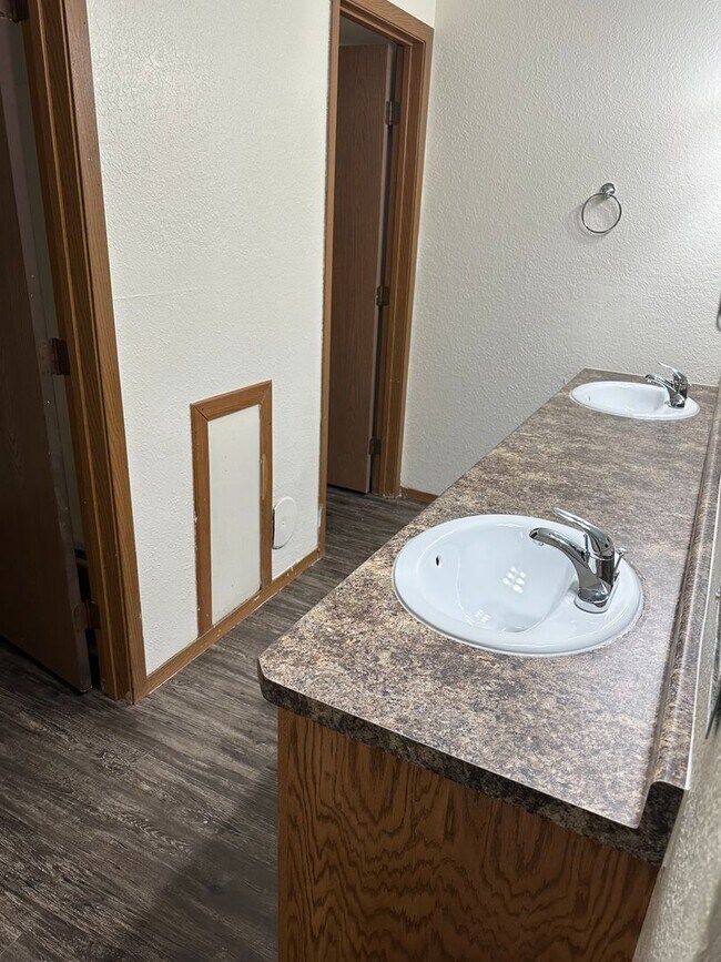 Building Photo - Four Bedroom Apartment