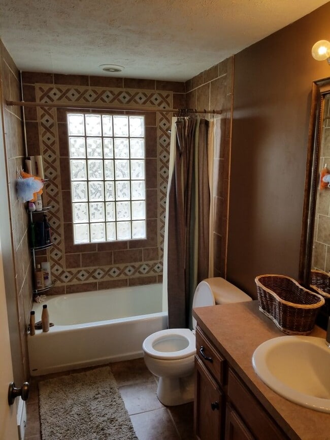 Building Photo - Aksarben/UNO 4 bed 2 bath with gas firepit 2 car