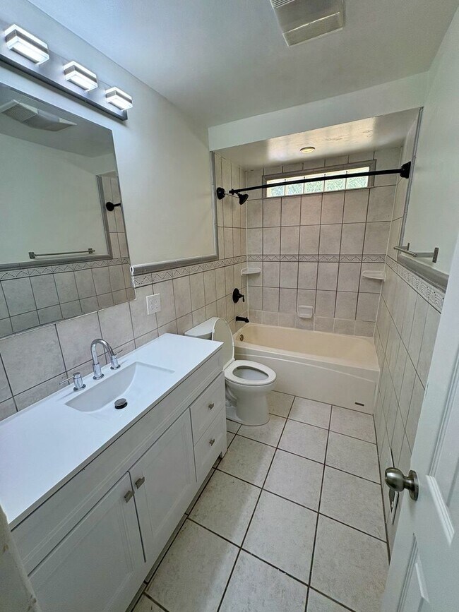 Building Photo - Charming & Cozy Ranch with Spacious Backya...