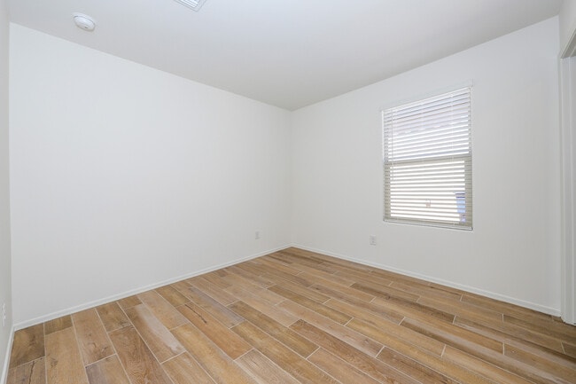 Building Photo - 9122 E Red Blf Ct