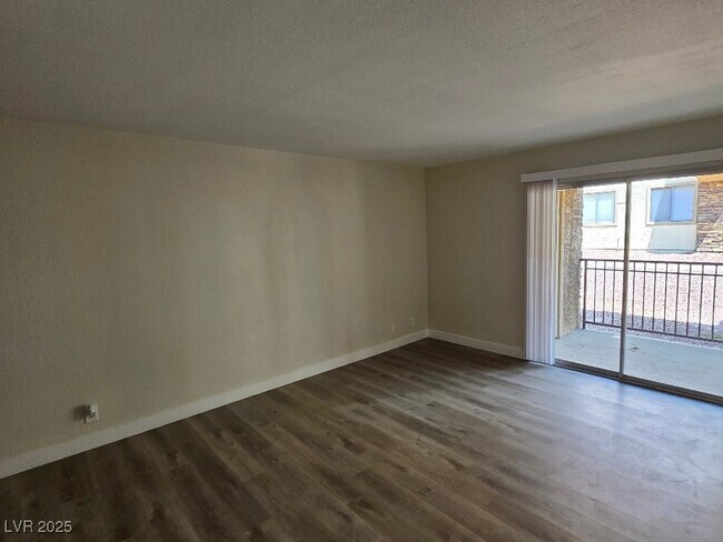 Building Photo - 5260 River Glen Dr