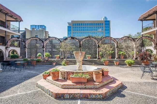 Building Photo - 505 W 7th St