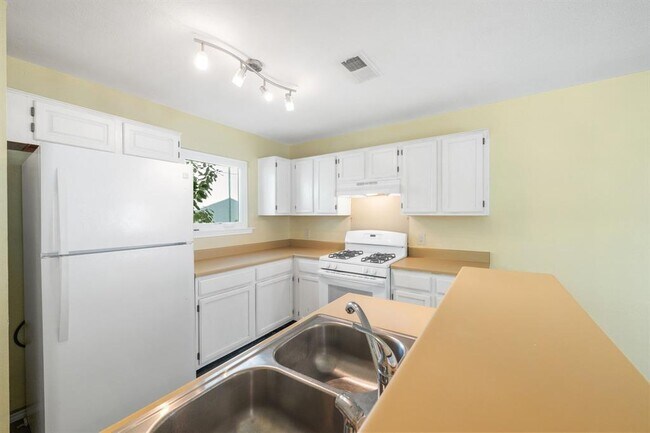 Building Photo - 4006 Alexandria Dr