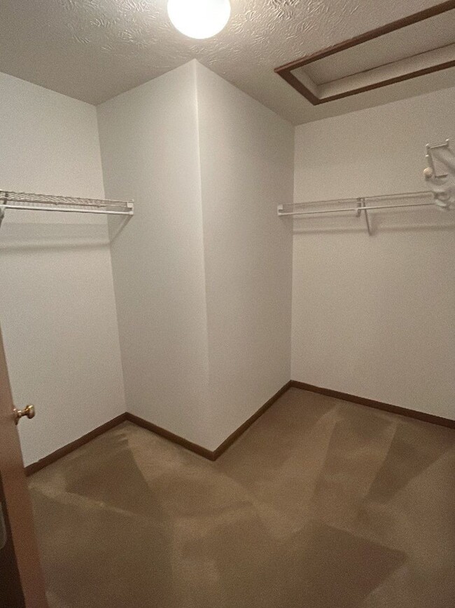 Building Photo - Large townhouse with 3 Bedrooms, 3.5 Bath,...