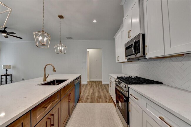 Building Photo - 1329 Davis St