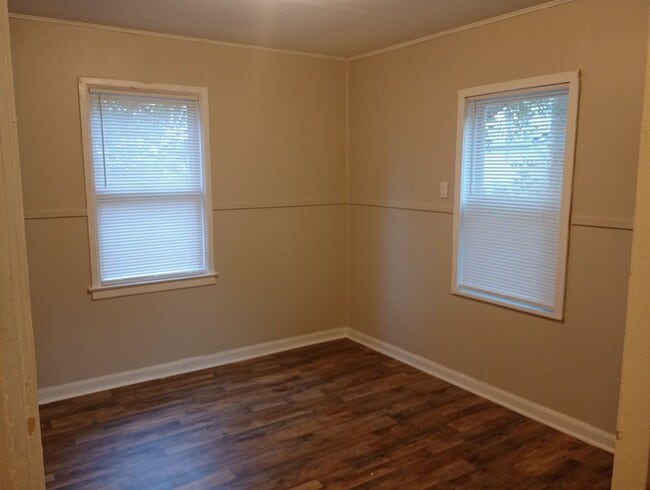 Building Photo - Two Bedroom Duplex in St. Albans