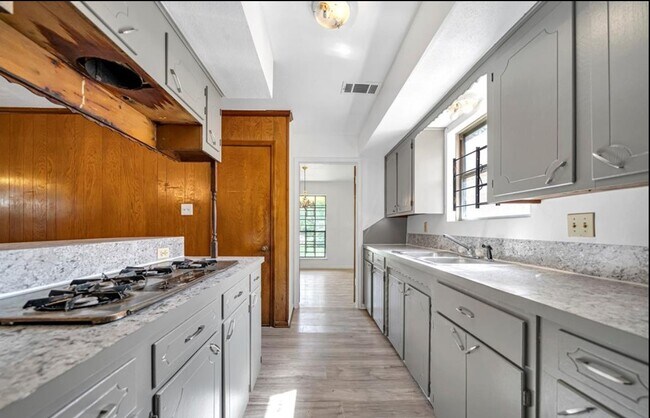 Building Photo - 8447 Sterlingshire St