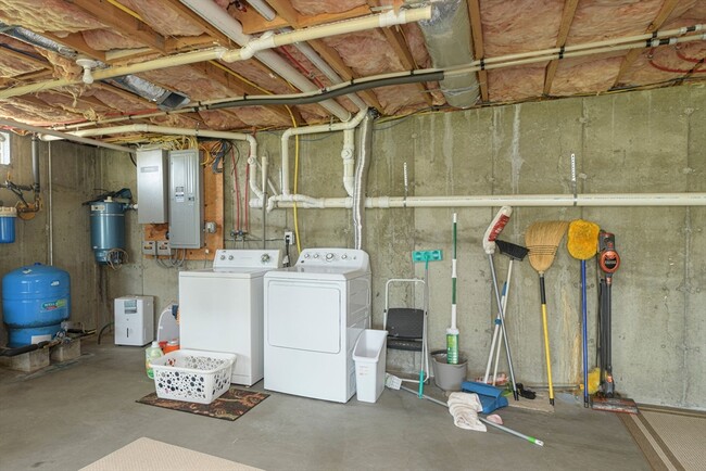 Building Photo - 594 River Rd