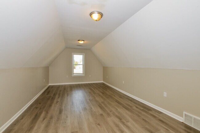 Building Photo - 2827 Fletcher View Dr