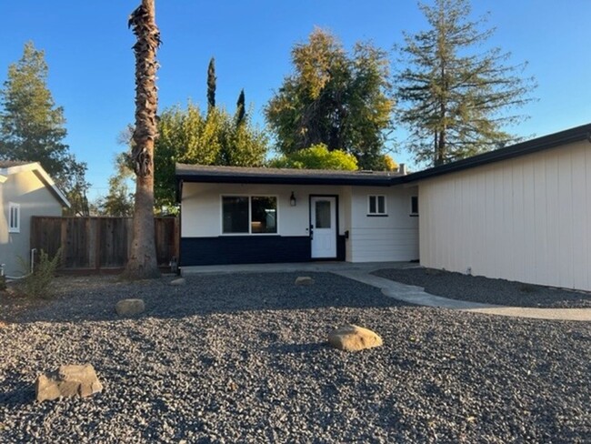 Building Photo - 3-Bedroom Concord Home with Open Floor Plan