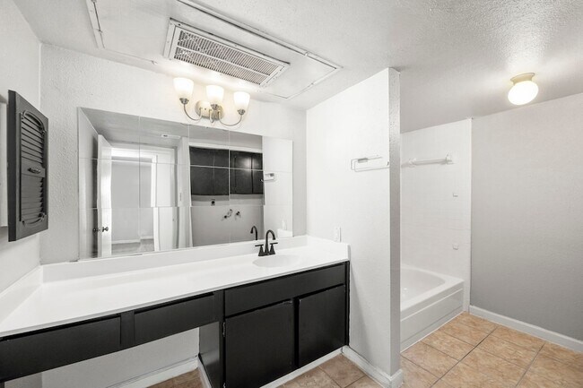 Building Photo - 206 Plaza Verde Dr