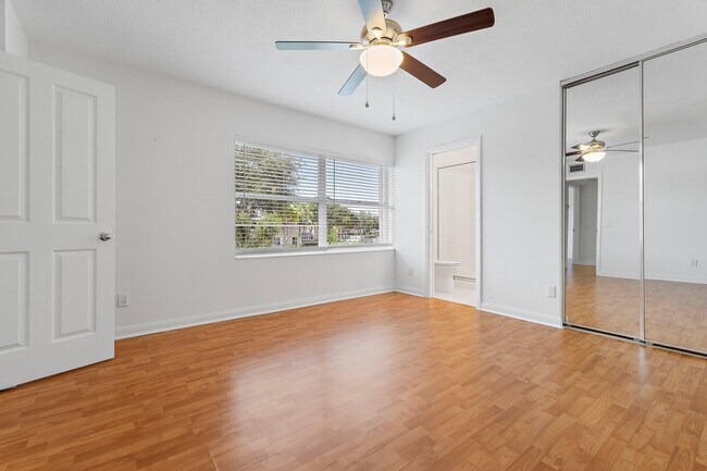 Building Photo - 2406 SW Danbury Ln