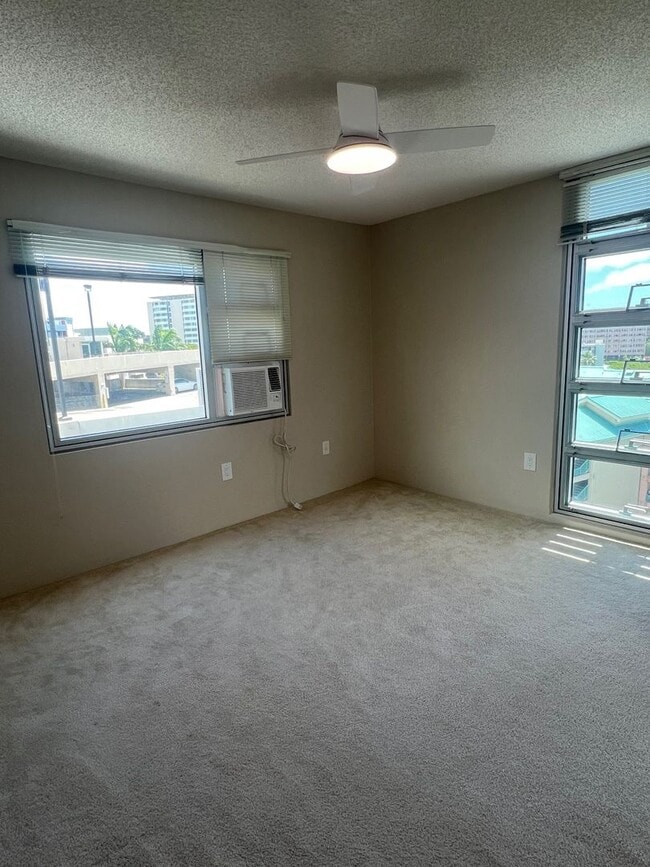 Building Photo - Country Club Village 6 - 2 Bedroom 1 Bath 2 Parking with Washer/Dryer in Unit