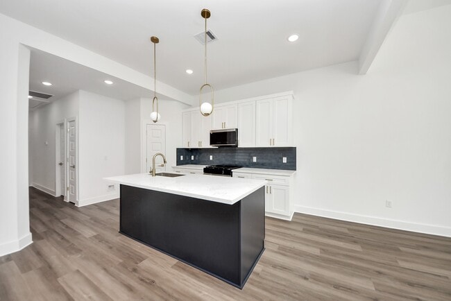 Building Photo - 8125 Cabot St