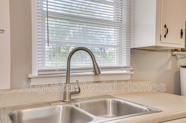 Building Photo - 128 E Hall St