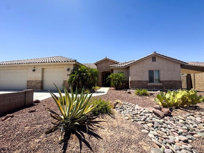 Building Photo - Stunning 4-Bed, 3-Bath Home in Sierra Montana