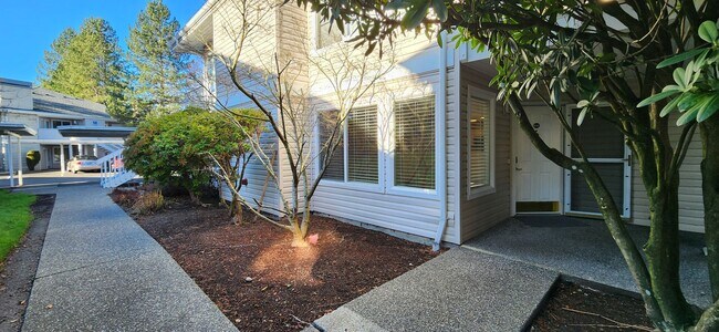 Building Photo - 3 bedroom 2 bath First Floor Condo in Lake Stevens $2395.00