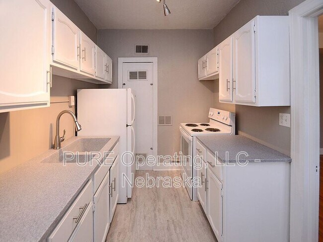 Building Photo - 406 N 49th St