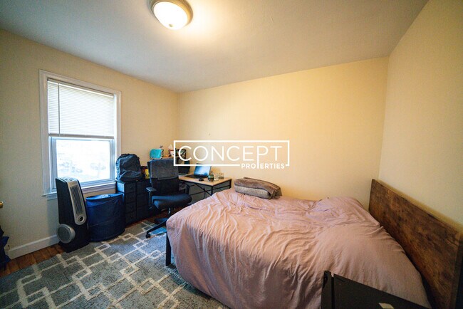 Building Photo - 4 Iroquois St