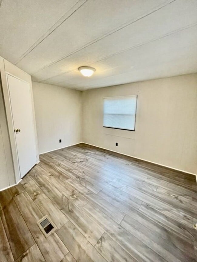 Building Photo - Must see this adorable 3 bedroom 1.5 bath ...