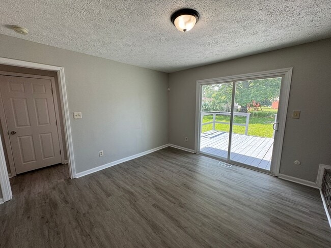 Building Photo - Far Eastside Large 3 Bedroom 1.5 Bath