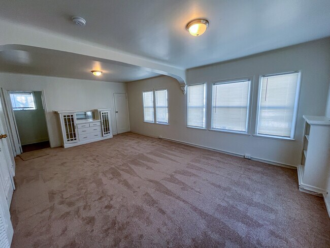 Building Photo - 1452 W 39th St