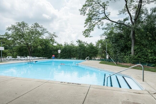 Building Photo - 5538 E Lake Dr