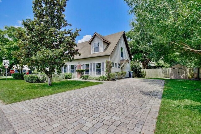 Building Photo - Lovely 3/2.5 Spacious Home with a Large Ba...