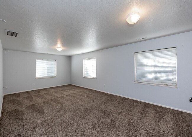 Building Photo - 4 Bed Rancher in District 20!!!