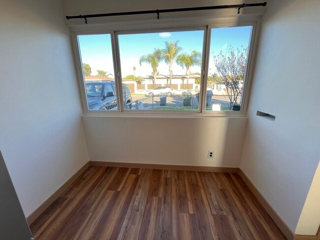 Building Photo - Fully Renovated Home with Large Extra Livingroom and Large Backyard